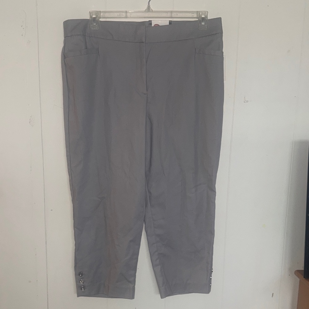 NWT Gray Cropped Pants with Button Detail Roz & Ali tummy control Size 16